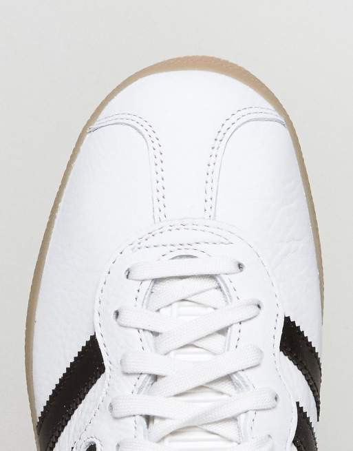 Adidas originals white 2024 gazelle super trainers