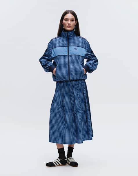 adidas Originals x ASOS - Blåt gingham-ternet sæt med træningsjakke og midinederdel - view 1