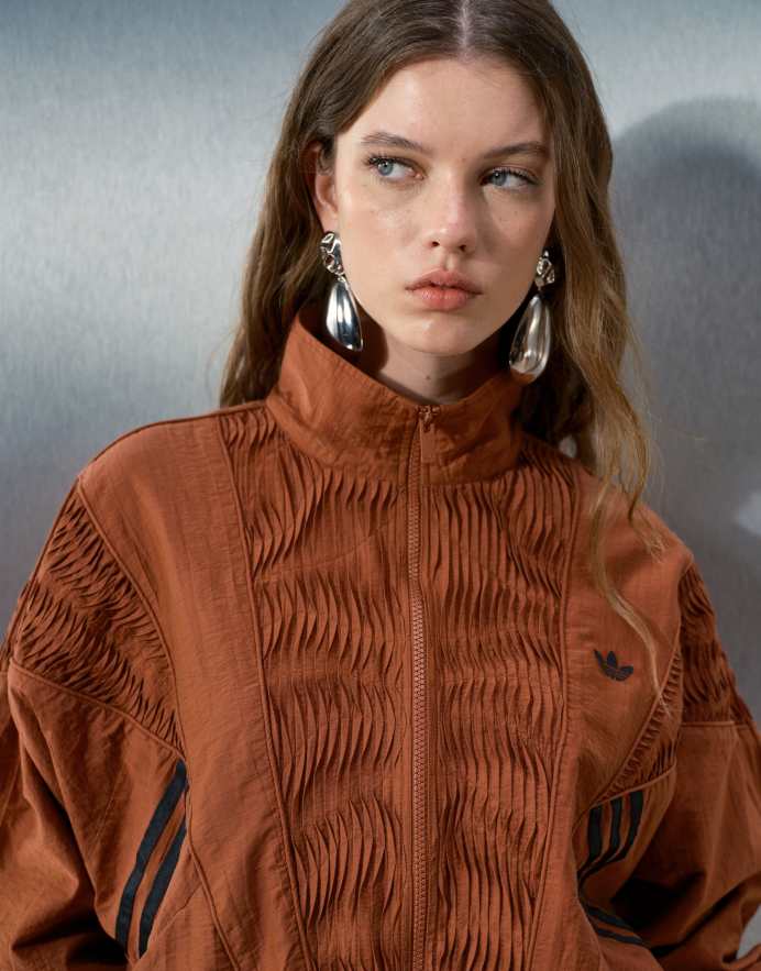 adidas Originals x ASOS chaqueta de chándal con paneles plisados en teja
