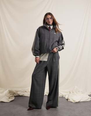 adidas Originals x ASOS - Elegante, karierte Trainingshose in Grau