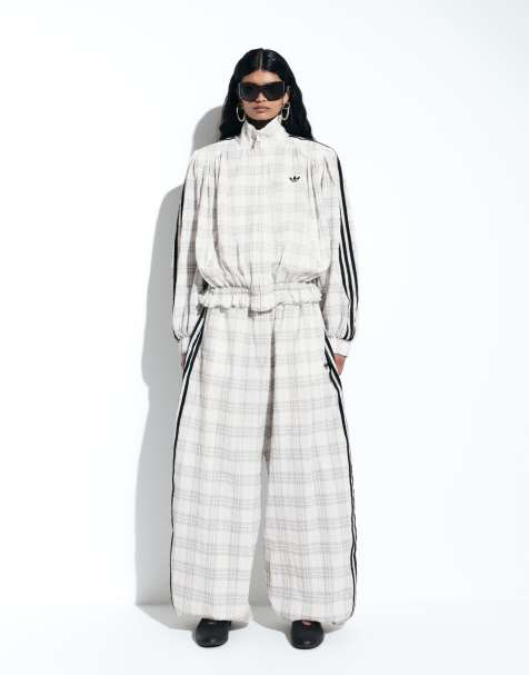 adidas Originals x ASOS - Ensemble veste de survêtement à épaulettes et pantalon coupe ballon en crépon à carreaux - Crème - view 1