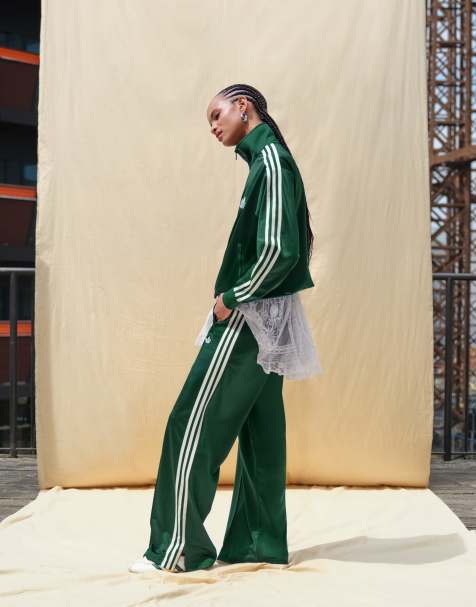 adidas Originals x ASOS – Firebird – Locker geschnittene Trainingshose in Dunkelgrün - view 1