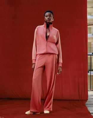adidas Originals x ASOS - Firebird - Locker geschnittene Trainingshose in Rosa-Rot