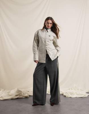 adidas Originals x ASOS - Hemd in Beige mit Schulterpolstern und betonter Taille-Neutral