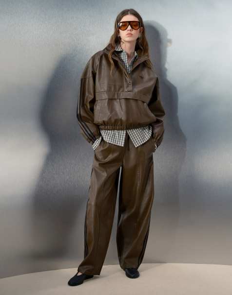 adidas Originals x ASOS joggers a gamba bombata in similpelle marrone - view 1