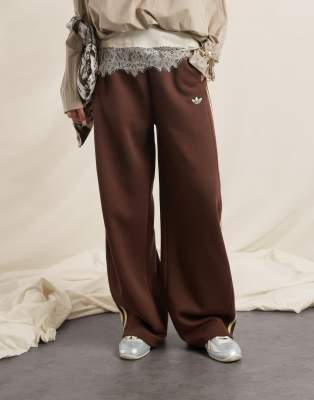 adidas Originals x ASOS - Jogginghose in Braun mit abgerundetem, weitem Bein-Brown