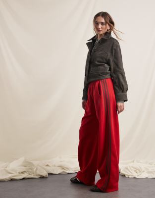 adidas Originals x ASOS - Jogginghose in Rot mit abgerundetem, weitem Bein