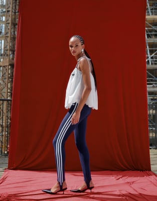 adidas Originals x ASOS - Leggings in Marineblau mit Steg