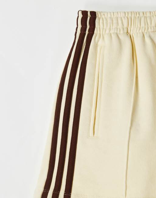 adidas Originals x ASOS - Mini-short en jersey - Babeurre