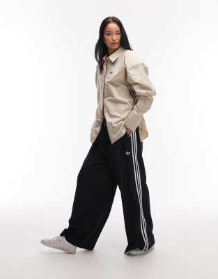 adidas Originals x ASOS - Pantalon de survêtement oversize ajusté à rayures fines - Bleu marine