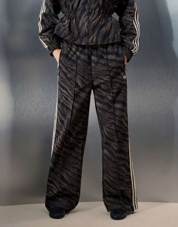 adidas Originals x ASOS pantalones de chándal con estampado de cebra marrón