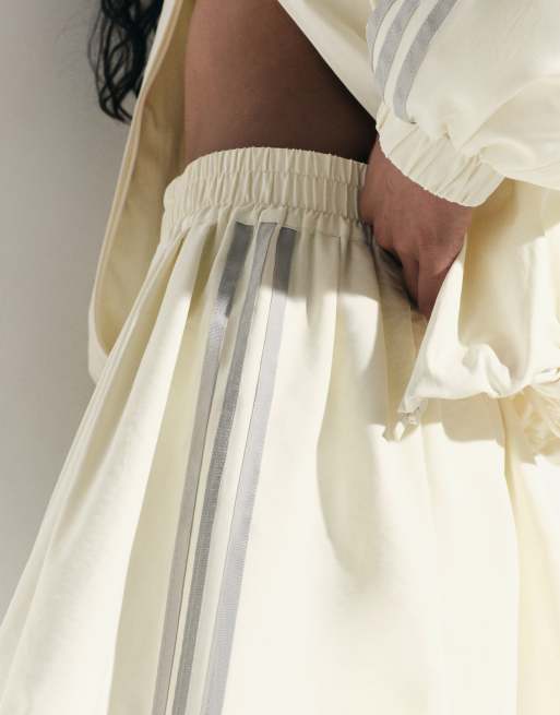 adidas Originals x ASOS Plissee-Skort in Buttermilch, 4 von 7