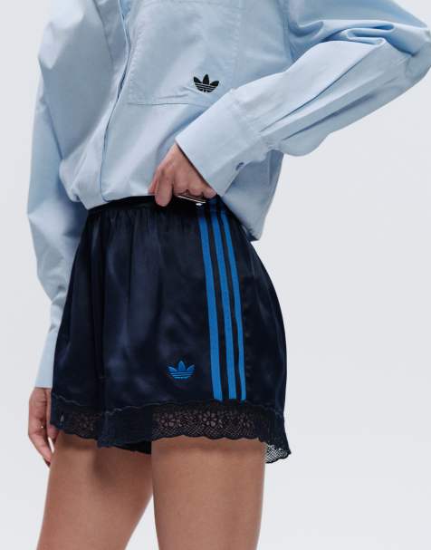 adidas Originals x ASOS - Regular-fit short met kanten zoom in marineblauw satijn - view 1