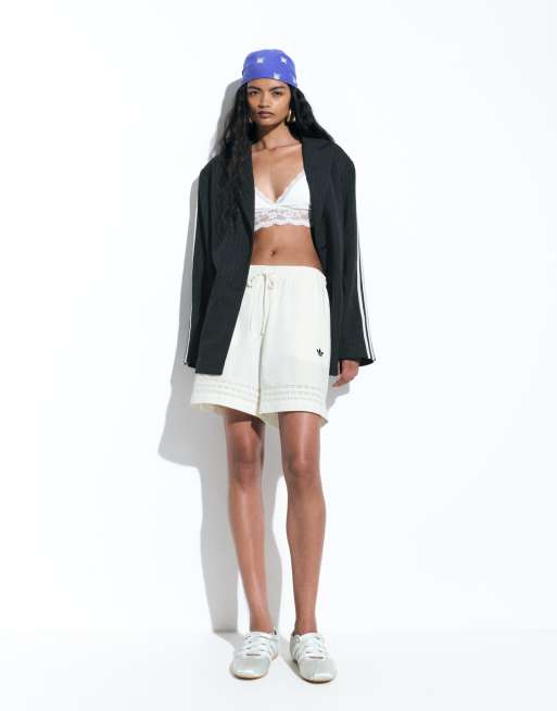adidas Originals x ASOS Shorts mit Spitzeneinsatz in Weiß, 3 von 7