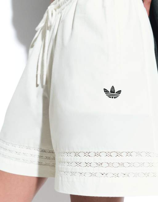 adidas Originals x ASOS Shorts mit Spitzeneinsatz in Weiß, 5 von 7