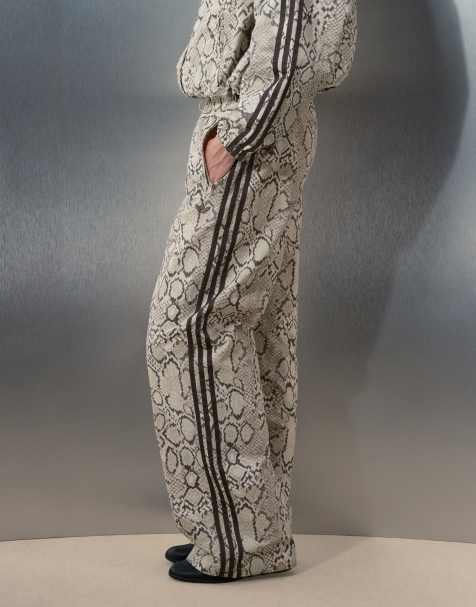 adidas Originals x ASOS Trackpants mit weitem Bein und Schlangenprint in Beige - view 1