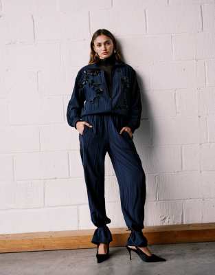 adidas Originals x ASOS - Trainingshose aus Nylon in Marineblau