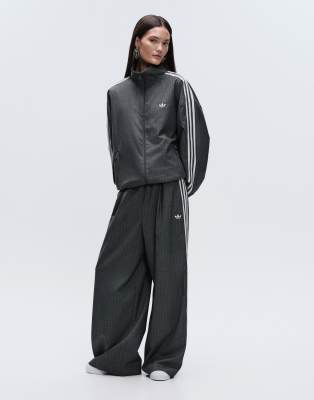adidas Originals x ASOS - Veste de survêtement à fines rayures - Gris