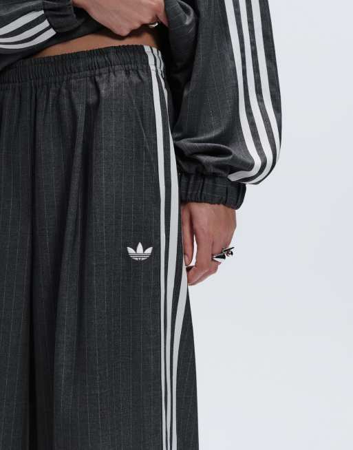 adidas Originals x ASOS – Weit geschnittene Oversize-Trainingshose in Grau mit Nadelstreifen, 2 von 7