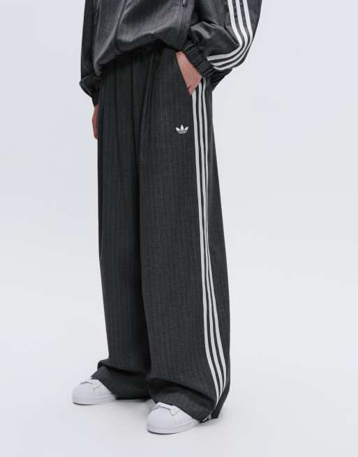 adidas Originals x ASOS – Weit geschnittene Oversize-Trainingshose in Grau mit Nadelstreifen, 4 von 7