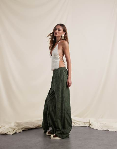 adidas Originals x ASOS – Zielone spodnie dresowe z haftowanym wzorem - view 1