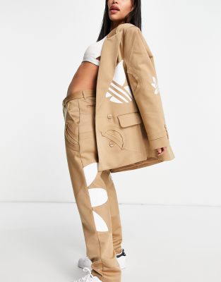 adidas Originals x Dry Clean Only - Elegante broek in beige met  inzetstukken met trefoil-logo | ASOS