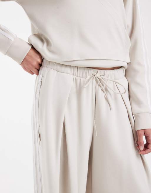 adidas Originals x Jennie plissierte Trainingshose in Hellbeige, 2 von 5