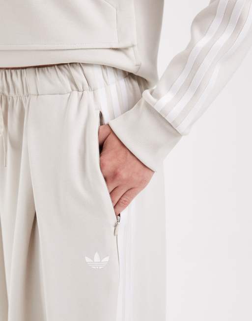 adidas Originals x Jennie plissierte Trainingshose in Hellbeige, 5 von 5