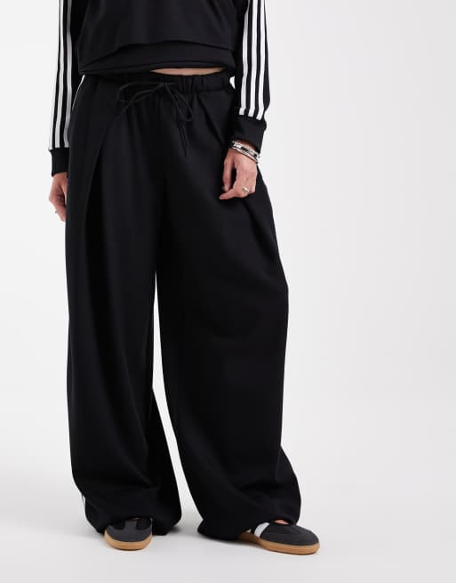 adidas Originals x Jennie plissierte Trainingshose in Schwarz, 2 von 5