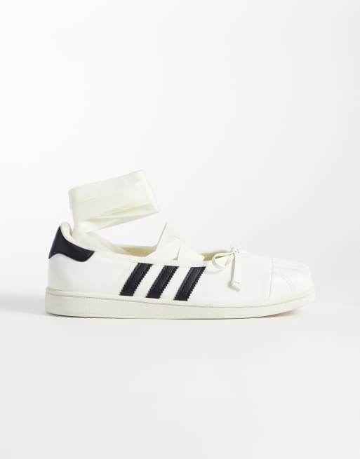 adidas Originals x Jennie Superstars II Ballett-Sneaker in Weiß und Schwarz, 2 von 6