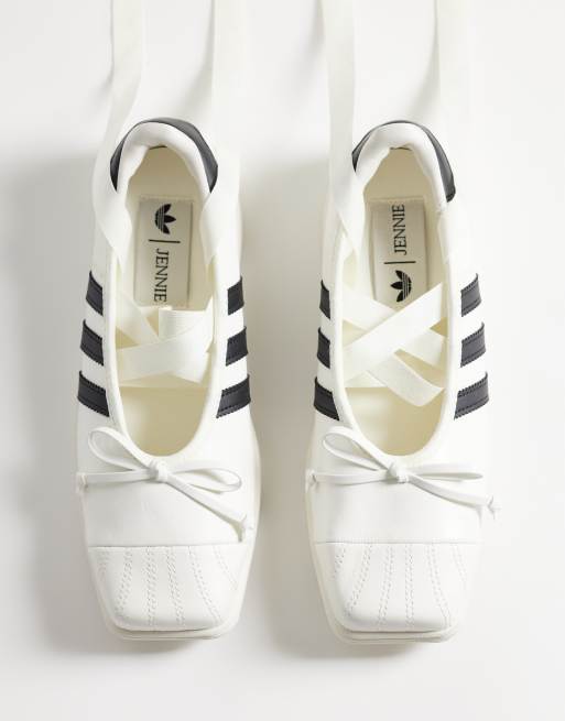 adidas Originals x Jennie Superstars II Ballett-Sneaker in Weiß und Schwarz, 3 von 6