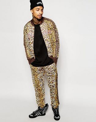 adidas Originals X Jeremy Scott - Pantaloni della tuta leopardati | ASOS