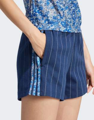 adidas Originals x Liberty London - Farblich abgestimmte Sprinter-Shorts in Night Indigo / Chalk White-Blau