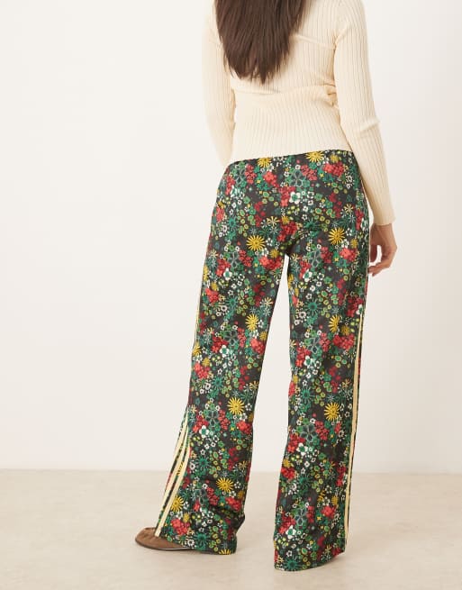 adidas Originals x Liberty London – Firebird – Trainingshose mit Blumenmuster, 2 von 5