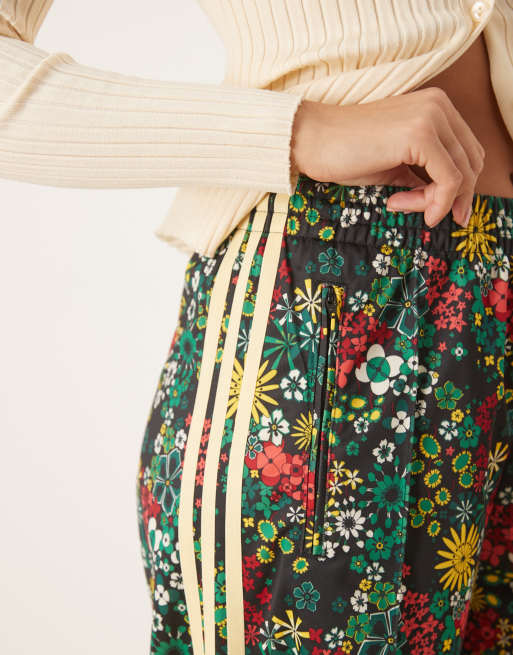 adidas Originals x Liberty London – Firebird – Trainingshose mit Blumenmuster, 3 von 5
