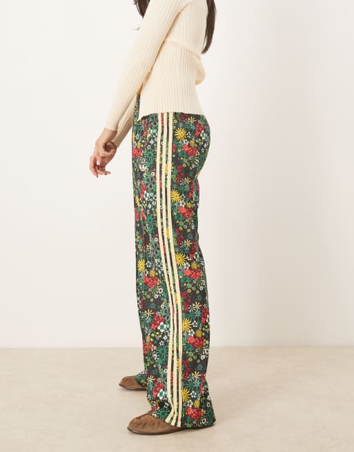 adidas Originals x Liberty London – Firebird – Trainingshose mit Blumenmuster, 4 von 5