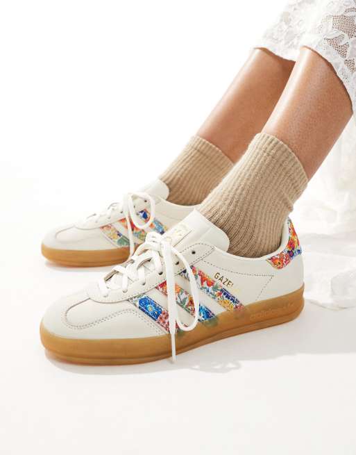 adidas Originals x Liberty London – Gazelle Indoor – Sneaker in Wollweiß mit Blumenprint