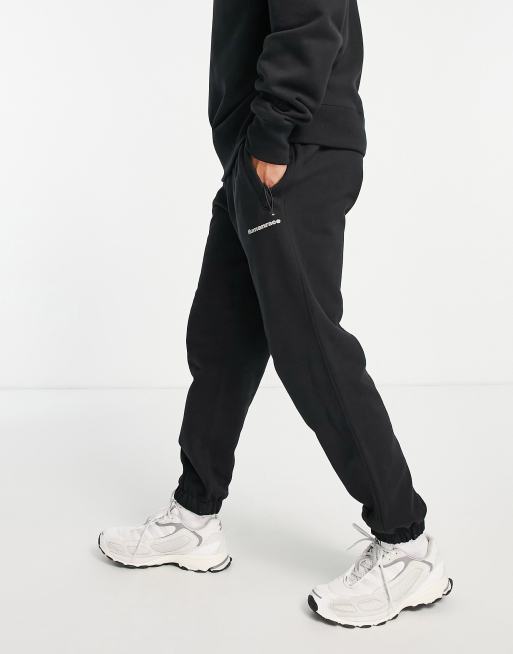 adidas Originals x Pharrell Williams – Premium – Svarta, enkla mjukisbyxor