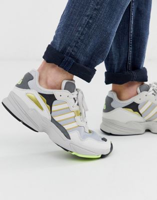 adidas Originals – yung-96 – Grå och guldfärgade sneakers-Vit