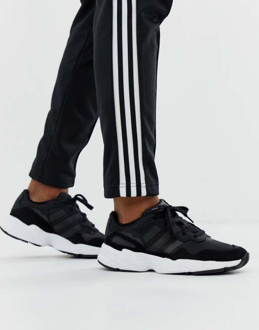 Scarpe adidas yung store nere e bianche