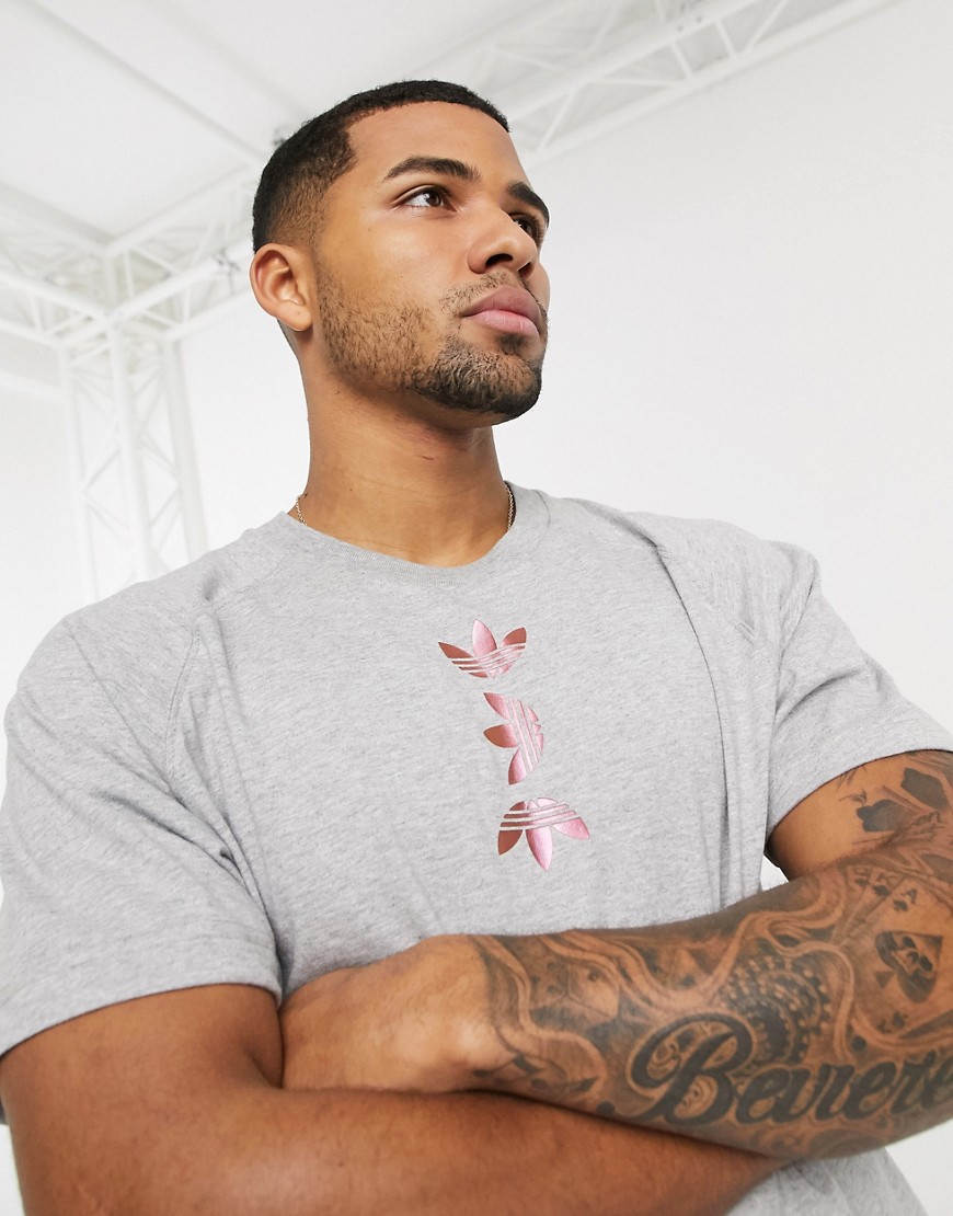 adidas Originals – Zeno – Grå t-shirt med centrerade treklöverloggor och tryck baktill