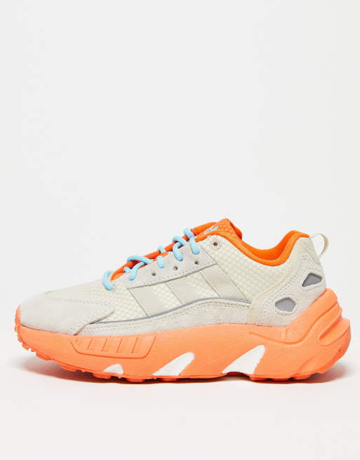 adidas Originals – ZX 22 Boost – Naturvita träningsskor med orange detaljer