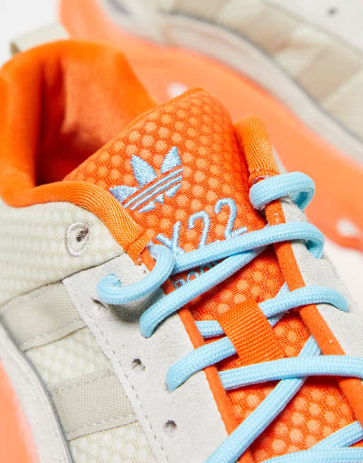 adidas Originals ZX 22 Boost Sneaker in gebrochenem WeiB mit orangefarbenen Details ASOS