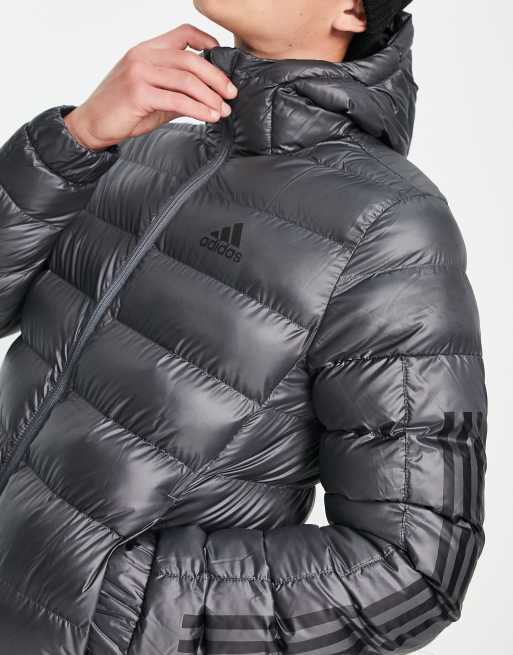 adidas – Outdoor – Badge Of Sport – Grå pufferjacka med 3 ränder , 2 av 4