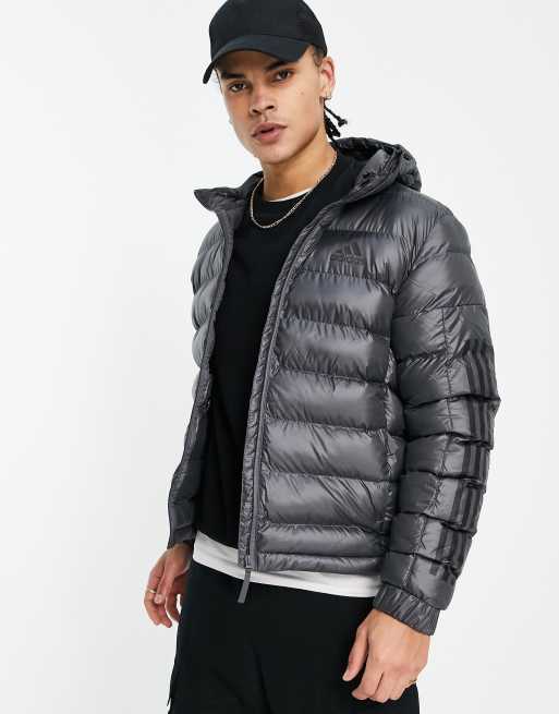 adidas Outdoor – Badge of Sport – Szara ocieplana kurtka z 3 paskami 