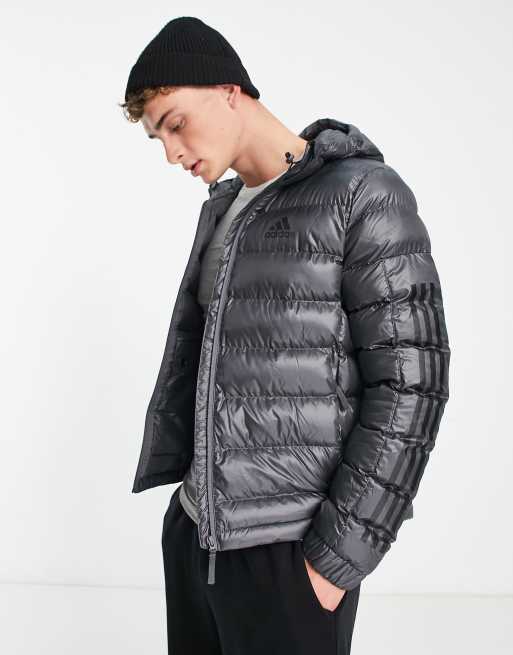 adidas Outdoor – Badge of Sport – Szara ocieplana kurtka z 3 paskami 