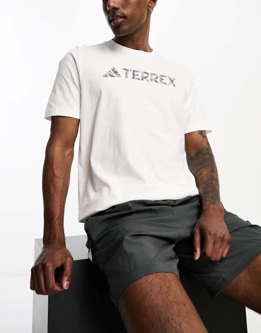 adidas Outdoor – T-Shirt mit Grafikprint in Grau