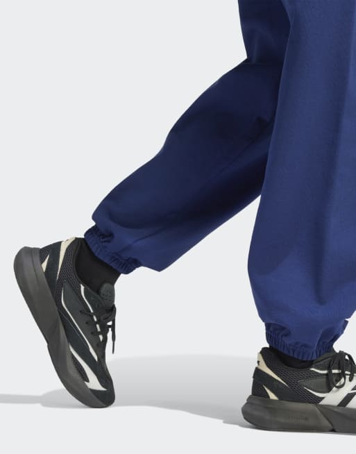 adidas performance – Adidas Kit – Locker sitzende Hose in Dunkelblau mit kleinem Logo und Bündchen, 4 von 4