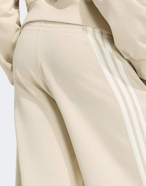 adidas Performance – Adidas Kit – Weite Hose in Crystal Linen / Wollweiß mit den 3 Streifen, 2 von 4