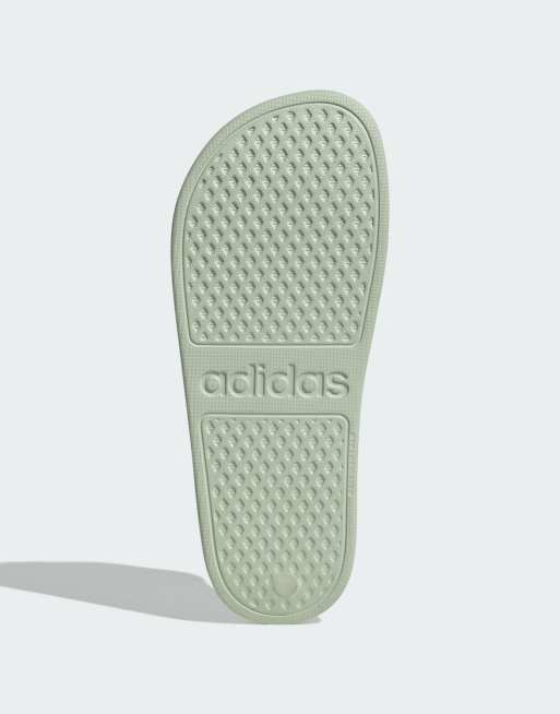 adidas Performance – Adilette Aqua – Slider in Leinengrün, 4 von 4